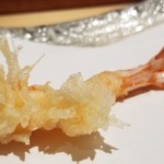 にい留 - (09)車海老(2本目)
      2本目は10人分を揚げた後の温度変化で、車海老のレアな瑞々しさが更に印象深い。
      ガスの火と油の温度を細やかに調節され、同じ車海老でも味わいの変化をつけられているのが凄い！