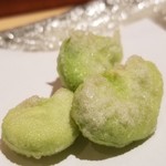 にい留 - (11)空豆
      旬は早春～初夏らしい。
      適度な青い香りに瑞々しく爽やかな甘味が春を印象付けます。
      豆系にはやはり塩が合いますね。