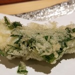 にい留 - (12)白魚(シラウオ)の大葉巻き
      大葉に包まれた6.7本の太い白魚。
      頭に繋がった内臓までも引き抜いて苦味ゼロ
      水分が閉じ込められふわっと膨らんでいます
      究極の白魚かも知れないとの思いを強くしました