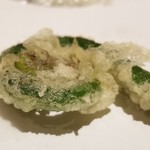 にい留 - (13)雁足
      でっかいゼンマイの様な外観。
      外側の皮が邪魔にならない様に細かく包丁が入れてあり、レアな火入れでシャキシャキ感もありますが、山菜の力強い甘さと少しオクラのような粘りと旨みもあります。