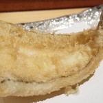 にい留 - (14)白鱚
      産卵期は初夏～秋、旬は春～夏。
      ひと口噛ると湯気が立ち昇り、白鱚自体が持つ上品な旨みが拡がります。
      皮に独特の風味があり、絶妙な加熱により異次元の味わいとなっています。