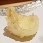 にい留 - (15)百合根
      中の糖分が染みだし、焦げて衣に付着するから外側も甘みがほんのり
      もちろん中も甘いのですが、滑らかな口当たり
      百合根の中の繊維が決め細やかな粒が全て甘みを放っています
      これも美味しい♪