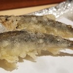 にい留 - (16)稚鮎(滋賀県琵琶湖産)
      これも春のはしり。
      活きの良い稚鮎を油に泳がせて、揚げられます。
      ほのかな苦味、そして薫り、最後に甘み。
      絶妙な春の喜びです♪