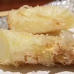 にい留 - (18)ホワイトアスパラガス
      穂先側はレアな火入れでシャキシャキとした食感と甘さを両立した仕上がり。
      水分が滲み出す根元側は、別次元の甘さで、感嘆する美味しさ。