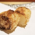 にい留 - (19)ホワイトアスパラガスの根元
      内部から滲み出た糖分が脂で焦げて付着しているので焦げ茶色になっており、外側から甘い。
      水分が溢れ出る程に瑞々しく、感動！
      もう飛び上がりそうな美味しさ。