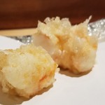 にい留 - (20)牡丹海老
      産卵期は秋～春、旬も包卵する秋～春。
      車海老よりも更にレアな火入れで柔らかな甘さが印象的です。
      身もプリプリとした食感が楽しめました。