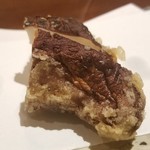 にい留 - (23)原木椎茸
      椎茸はどこの天麩羅屋でもありますが、こちらの椎茸は別次元
      オーソドックスなものを頂くとその凄さを実感します
      表に8割の火入れ、裏に2割の火入れだそう
      旨みの波状攻撃により陥落。(笑)
