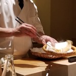 にい留 - 真穴子を箸で切断する瞬間！
      箸で「バリッ」と中央で真っ二つにしてから提供。
      湯気が立ち上ぼります。