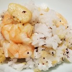 にい留 - (26)天ばら丼
      小柱とよし海老をばらで揚げて、ご飯にゆかりと共に混ぜ合わせてあります。
      約5時間の宴の余韻と共に頂きます。