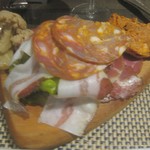 トラットリア ダイ パエサーニ - 自家製アブルッツォサラミの盛り合わせ　￥1600？