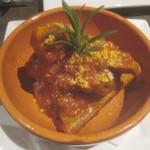 トラットリア ダイ パエサーニ - スペアリブ。トマトとチーズで。下にポレンタもたっぷり。