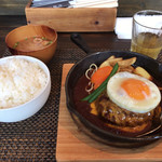 小川商店 - 煮込みハンバーグ200g 目玉焼きとチーズトッピング