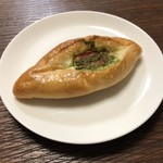 サンエトワール - 小松トマトのバジル＆チーズパン 146円