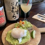 スケロク ダイナー - アボカドトーストとフレッシュジュース。氷抜きなので量が少なく見えますが、まだ飲む前です。