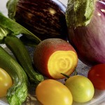 イル・ソーニョ - 菜園でハーブやサラダ野菜、ズッキーニやトマト等…20種類以上の野菜を育ててます。6月下旬頃より、自家菜園の野菜を使ったお料理が登場します。天候にもよりますが、沢山採れると店頭でも販売します。