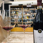 エノテカ  - ニューワールドピノノワールのグラス(左)とオールドピノノワールのグラス(右)で飲み比べ。ほとんど同じ形なのにニューワールドの方が断然美味しく感じるから不思議。