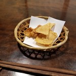 手打ち蕎麦 かね井 - お通し（揚げそば）
