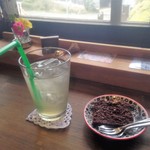 カフェ月星 - ミナのカメカメーランチのドリンクとスイーツ。