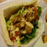 イスラエルカフェ＆レストラン ファラフェルガーデン - Aランチ（Kabab in pita） 1,050円