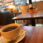カフェ・ポート・ブルックリン - ドリップコーヒーと入口のランプ