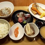 湘南バルはなたれ The Fish and Oysters - ランチプレート・鮭はら身塩焼き