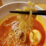 牛骨屋 バカボーン - 赤麺のリフトアップ