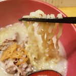 牛骨屋 バカボーン - 白麺のリフトアップ