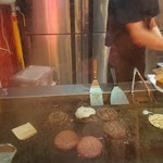 WOLF BURGERS - 焼き上げられるパテ