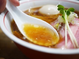 麺尊 RAGE - 美しく透き通る琥珀色のスープ