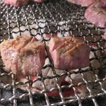 満味 - やんばる豚厚切り舌を焼きます