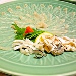 はつしろ - 一人一皿のふぐ刺し（33センチの大皿で圧巻です。）
