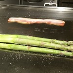 鉄板焼 ふじいさん - 当然、目の前で焼いてくれます♪