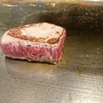 鉄板焼 ふじいさん - ぶ厚めに焼いてくれてます♪