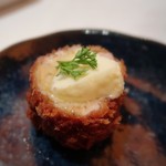 とんかつ マンジェ - とんかつの余熱で...もう少し溶けたら
      白トリュフ塩とをまぶして頂きます( ⁎ᵕᴗᵕ⁎ )