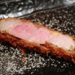 とんかつ マンジェ - 普通のとんかつも美味しいですよ！
      これは、『鹿児島黒豚のＬサイズ』部位は
      リブロースになります٩(ˊᗜˋ*)و