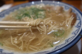 元祖赤のれん 節ちゃんラーメン - 麺は平打ち