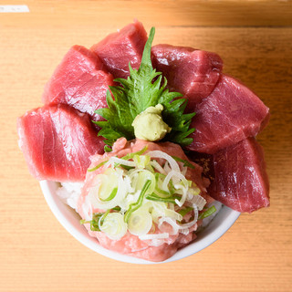 鮮度ピカイチ！旨すぎて特大すぎる海鮮丼を思いっきり頬張る幸せ