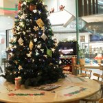 Cafe HuLa Hawaii - ラウンドテーブル上のクリスマスツリー☆