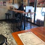 伊藤課長 - 1階の店内