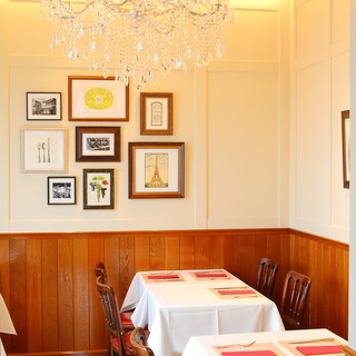 お店の奥にある小さな半個室
                                          (6名様から有料で貸切にできます。)