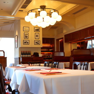 シャンデリア下の広めのテーブル席