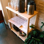 えびくらぶ - お店に入って左の方に紙エプロンの用意もあります。お願いすれば用意してくれるはず。