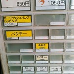 えびくらぶ - ハイボールはサントリーの缶、瓶ビールはスーパードライの小瓶。