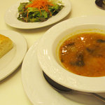 ソーニ・ディ・ソーニ - サラダ、フォカッチャ、 スープ。