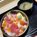 小松水産の海鮮丼 - 海鮮ちらし 734円