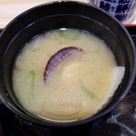 小松水産の海鮮丼 - ほたて稚貝の味噌汁
