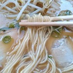 中華そば 陽気 - 麺リフトできないので、麺引っぱり出し