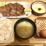 有楽町うまやの楽屋 - 牛タンとろろ定食  1250円 とろろ付き生卵つき