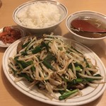 留軒 - ニラレバ定食 680円