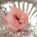 京都菓匠 清閑院 - 【桜花舞ふ】
            桜の葉が入ったきんとんの中に小倉餡入り